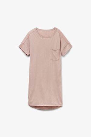 Robe courte rose clair à manches courtes avec col rond et petite poche poitrine, en tissu doux, vue à plat sur fond blanc.