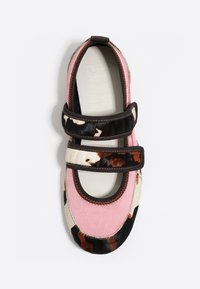 Buciki Mary Jane z różowego zamszu i wzorem w cowhide. Dwie regulowane klamry w czerni z kontrastowym przeszyciem. Okrągły czubek.