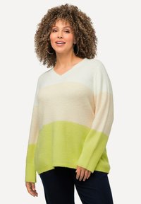 Lätt, stickad tröja med V-ringning och långa ärmar. Gradientfärger: gräddvit, beige och limegrön. Mjuk textur.