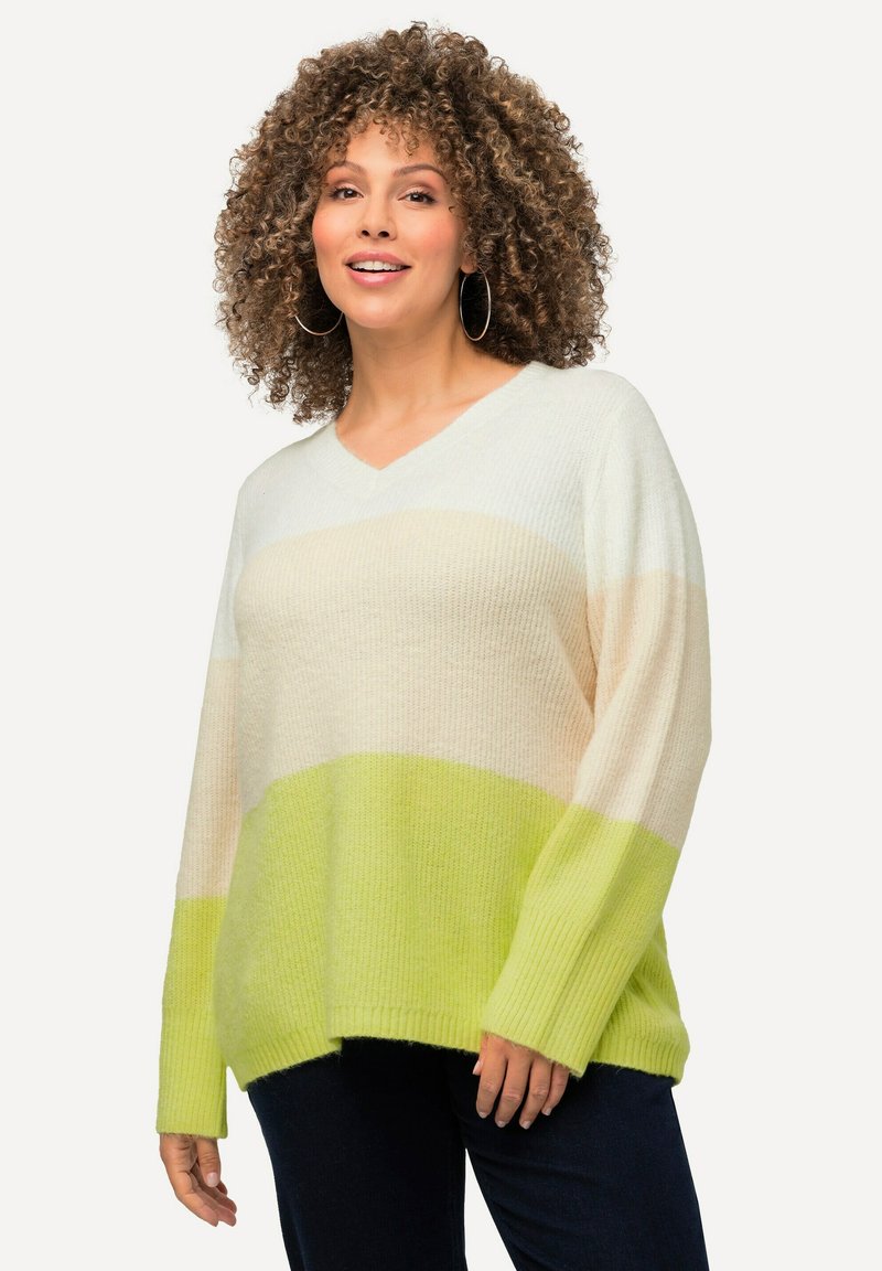 Lätt, stickad tröja med V-ringning och långa ärmar. Gradientfärger: gräddvit, beige och limegrön. Mjuk textur.