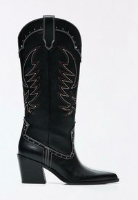 Zwarte leren cowboylaars met puntige neus, stevige hak en decoratief stiksel in wit en oranje. Heeft een hoge schacht met accenten.