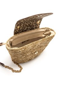 Borsa a mano in paglia intrecciata con forma arrotondata, dettagli in oro e fodera con stampa leopardata. Dotata di chiusura sicura e tracolla a catena.