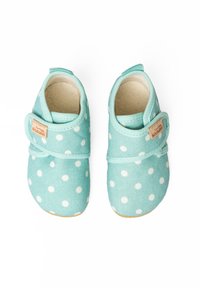 Lichtblauwe stoffen schoenen met witte stippen, ronde vorm, elastische band en beige zolen. Voorzien van een tan label aan de zijkant.