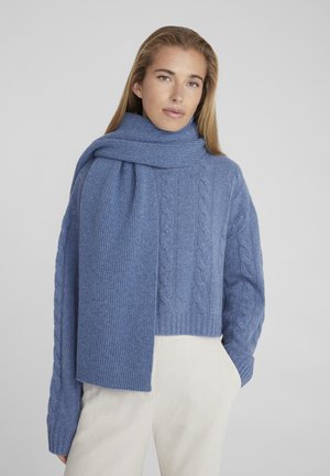 Blauwe gebreide trui met kabelpatroon en geribde zoom, gecombineerd met een bijpassende geribde sjaal. Gladde textuur, casual ontwerp, warme stof.