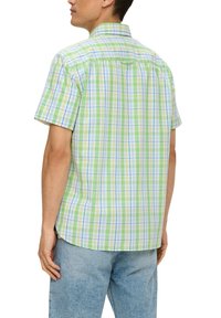Camicia a maniche corte a quadri verde, blu e bianco; presenta un colletto button-down, una piega sul retro e un tessuto leggero; design casual.