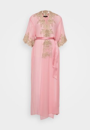 Lichtroze kimono-stijl badjas, met een doorzichtige stof, ingewikkelde gouden borduursels op de mouwen en de voorkant, en een satijnen tailleriem.
