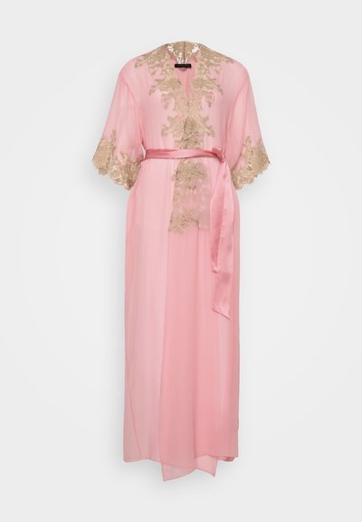 Gaiši rozā kimono stila halāts, kas izgatavots no caurspīdīga auduma, ar sarežģītiem zelta izšuvumiem uz piedurknēm un priekšas daļā, kā arī satīna jostu.