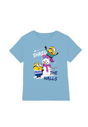 Zwei Minions mit einem Schneemann; ein Minion fährt Snowboard über den Schneemann, auf dem hellblauen Shirt steht "Shred the Halls".