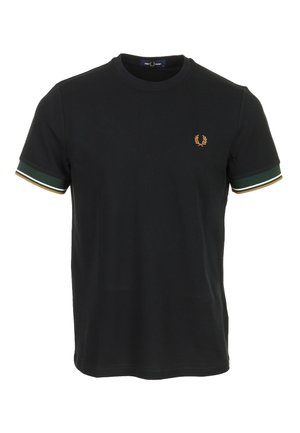 Zwart T-shirt met korte mouwen en een ronde hals, met groene, witte en gele gestreepte boorden en een klein oranje lauwerkranslogo op de linkerborst.