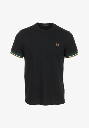 Zwart T-shirt met korte mouwen en een ronde hals, met groene, witte en gele gestreepte boorden en een klein oranje lauwerkranslogo op de linkerborst.