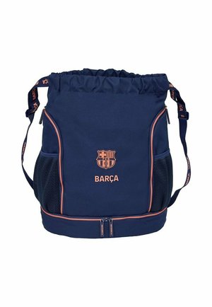Granatowa sportowa torba ze ściągaczem, logo Barçy, boczne kieszenie z siatki, regulowany pasek na ramię i dolna komora na zamek.