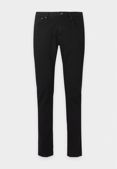 Slim fit μαύρο παντελόνι με κλείσιμο με κουμπί και φερμουάρ, μπροστινές και πίσω τσέπες, απλωμένο επίπεδα σε ανοιχτό φόντο.