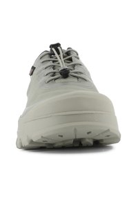 Scarpa sportiva grigio chiaro con una tomaia liscia, punta texturizzata e una suola spessa dotata di un battistrada modellato. Lacci fissati con un sistema a toggle.