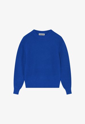 Kék kötött pulóver, kerek nyakkivágással, hosszú ujjal, bordázott mandzsettával és hem. A textúra szoros mintázattal van szőve.