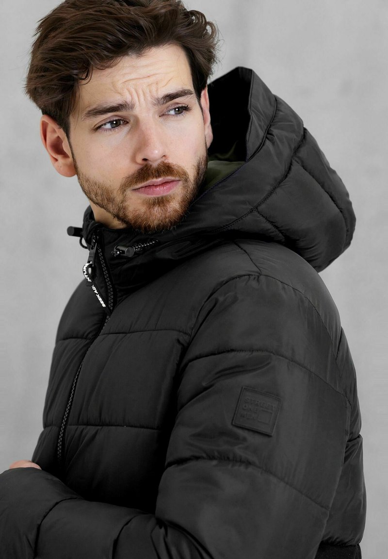Street One Giacca Donna In Mix Strutturale – Softshell E Trapuntata – Cappuccio E Tasche Con Cerniera