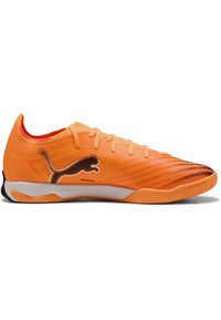 Scarpe da calcio arancioni con tomaia testurizzata, un logo Puma nero prominente e una suola antitraccia con battistrada a motivo.