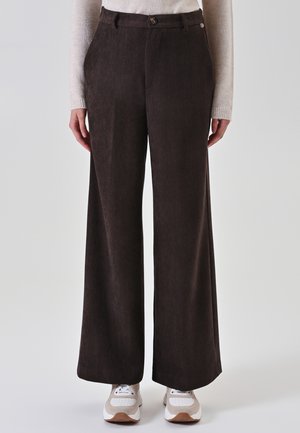 Pantaloni corduroy marroni a gamba larga con una texture liscia, dotati di chiusura frontale con bottone, due tasche laterali e una vestibilità sartoriale.