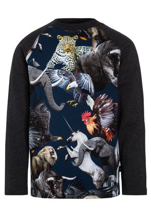 Langærmet sort skjorte med et collage af en leopard, ørn, hane, enhjørning, elefant, løve og bøffel på en mørkeblå baggrund.