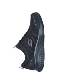 Scarpa atletica nera con tomaia testurizzata, suola imbottita e dettagli riflettenti. Presenta un design con lacci e una punta arrotondata.