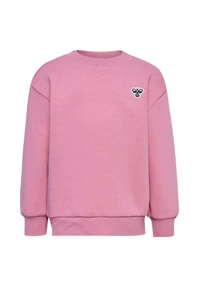 Różowy sweatshirt z okrągłym dekoltem, z prążkowanymi mankietami i dołem, z małym haftowanym logo pszczoły na lewej piersi. Miękka tekstura.