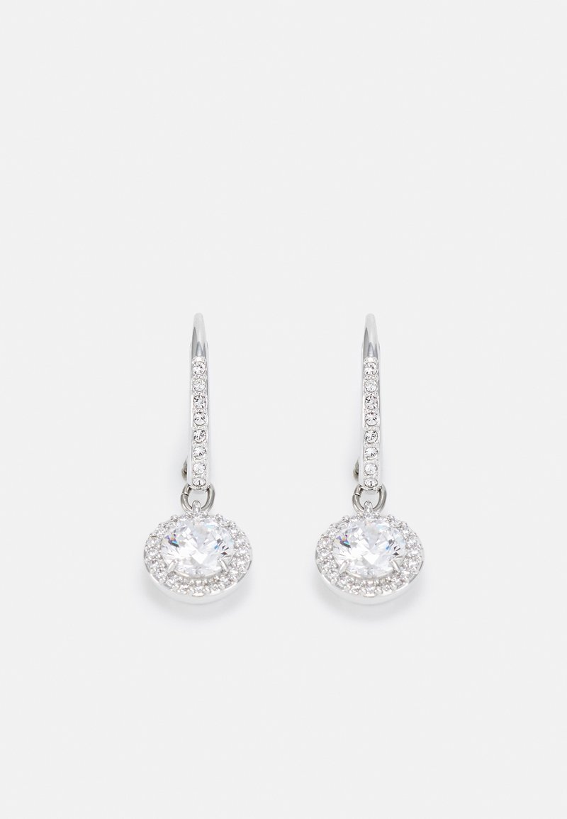 Pendientes plateados con un diseño circular, que presentan piedras preciosas transparentes rodeadas de piedras más pequeñas, y un gancho liso y delgado.