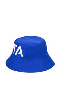 Niebieska czapka z daszkiem wykonana z materiału o gładkiej fakturze, z białym napisem "STA" z przodu i szerokim, lekko rozszerzanym rondem.