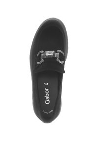 Zwarte nubuck instap schoen met een metalen gesp accent en een gevoerde binnenzool. Gladde textuur met een afgeronde teen design.