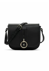 Czarna skórzana torba na ramię z klapą, złote akcenty, okrągły suwak i regulowany pasek. Gładka faktura, prostokątny kształt.