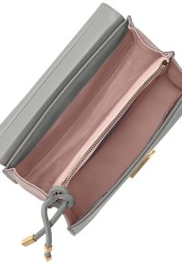 Portafoglio in pelle grigia con interno in tessuto rosa, dotato di un comparto centrale con zip e due sezioni aperte per organizzare gli oggetti.