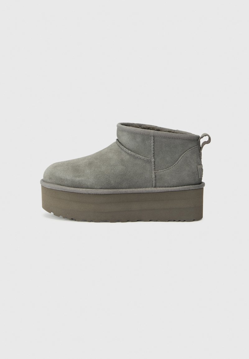 Graue Wildleder-Stiefeletten mit runder Zehenpartie, tiefem Schnitt und dicker Plattformsohle. Mit einer Zuglasche an der Ferse und genähten Akzenten.