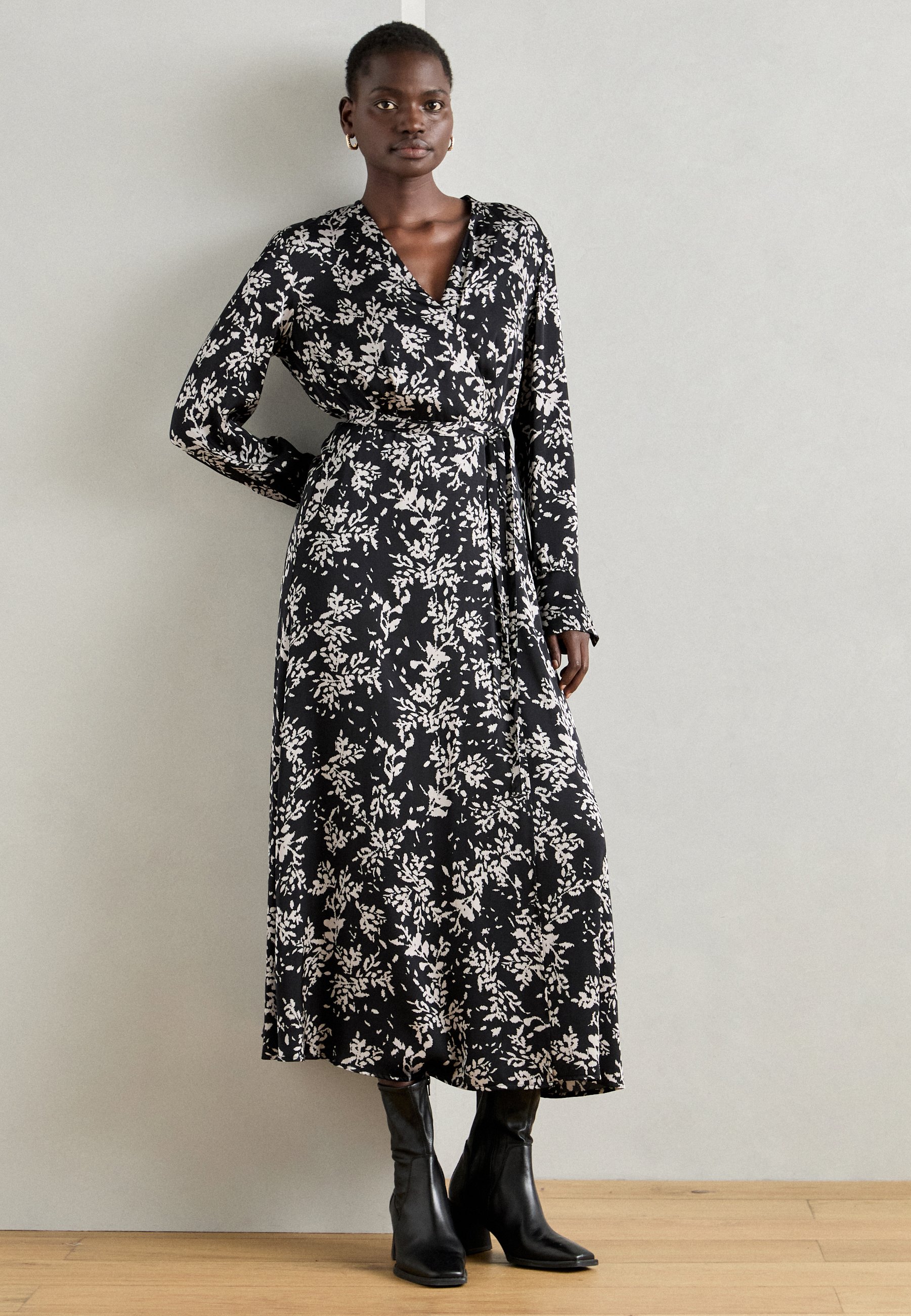 princess polly baby blue dress Threadbare Women's Black & White Floral Ruched Midi Dress main image 0