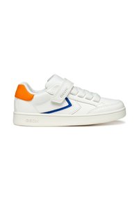 Baskets en cuir blanc avec des accents bleus et oranges, dotées d'une bande Velcro, d'une languette en mesh et d'une semelle en caoutchouc texturée.