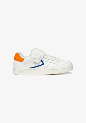 Sneaker bianca in pelle con accenti blu e arancioni, dotata di una fascia in velcro, linguetta in rete e suola in gomma testurizzata.