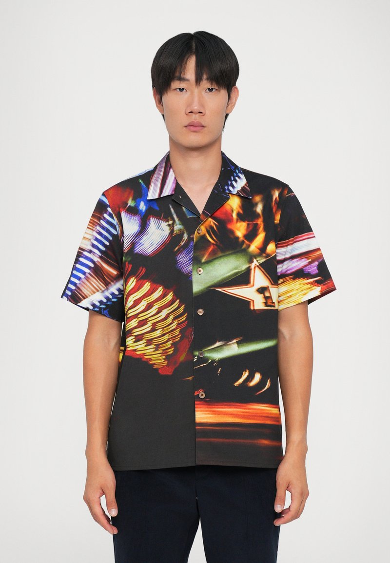 Camicia a maniche corte con bottoni, caratterizzata da una vivace stampa astratta nei toni del nero, arancione e blu, con un mix visivo di texture e motivi.