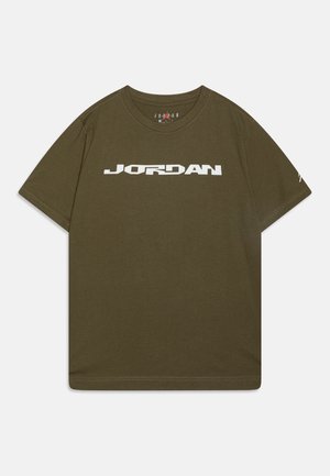 Olijfgroene T-shirt met korte mouwen met witte "JORDAN"-tekst centraal op de borst en klein Jumpman-logo op de linker mouw.