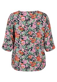 Blusa floral con fondo negro, con vibrantes flores rosas, rojas y verdes. Escote redondo y mangas de tres cuartos.