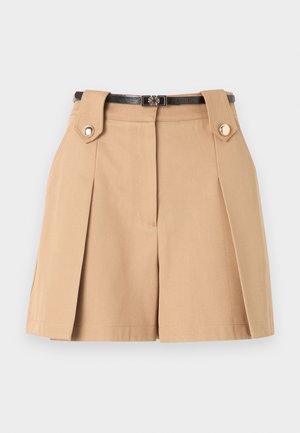 Shorts beige taille haute avec larges passants de ceinture, détails de boutons dorés, plis latéraux, et une ceinture noire fine avec boucle décorative dorée.