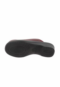 Zapato de cuero burdeos con suela de goma negra; parte inferior texturizada para mayor tracción; forma redondeada con un diseño de perfil bajo.