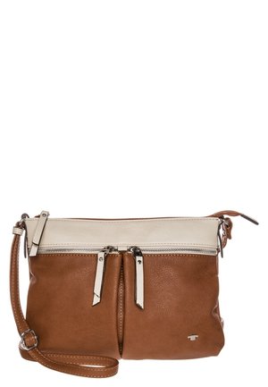 Dwukolorowa torebka na ramię z brązowej i beżowej skóry, posiadająca podwójne przednie kieszenie na zamek błyskawiczny oraz regulowany pasek.