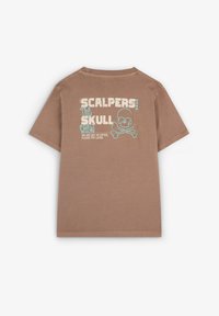 Bruine katoen t-shirt met korte mouwen en een ronde hals. Bevat witte en turquoise tekst en een doodskop met kruisboten afbeelding op de achterkant.