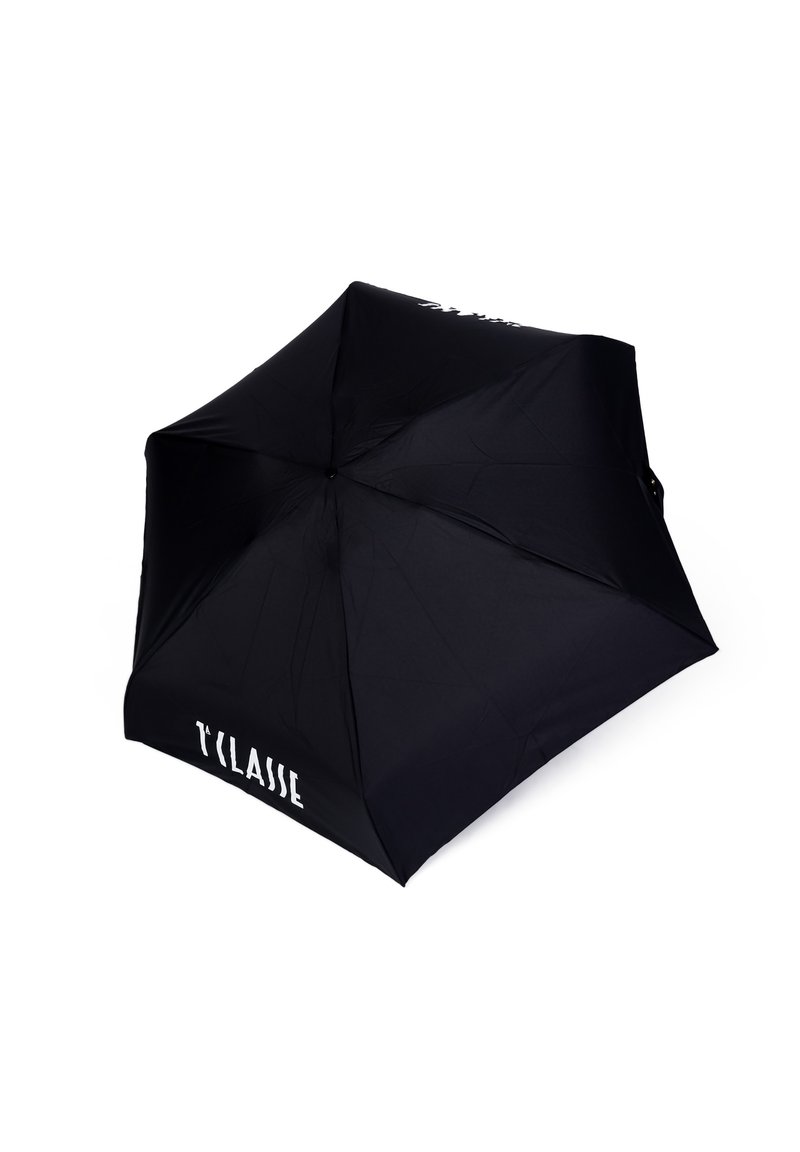 Ombrello nero con un telo in tessuto, design angolare e testo bianco visibile. Presenta un manico dritto e stecche in metallo per il supporto.