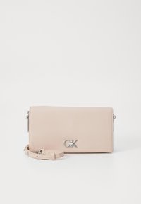 Borsa crossbody in finta pelle rosa chiaro con logo argentato, forma rettangolare e tracolla regolabile. Presenta una texture liscia.