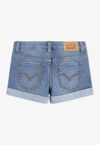 Τζιν σορτς με ανοιχτό γαλάζιο πλύσιμο, γυρισμένα τελειώματα, δύο πίσω τσέπες με χαρακτηριστικό κεντητό σχέδιο και ταμπέλα μάρκας σε καφέ χρώμα.