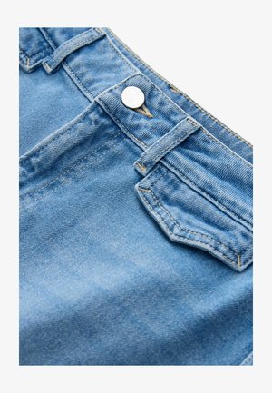 Šviesiai mėlynos džinsinės kelnės su standartiniu diržu, priekinėmis kišenėmis, varine siūle ir sidabriniu sagtimi. Minkšta, tekstūruota medžiaga.