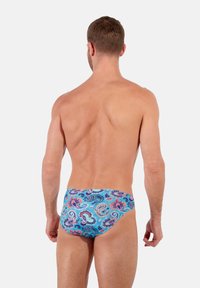 Herren-Schwimmbriefe aus einem blauen Stoff mit einem Paisleymuster in Pink, Lila und Türkis, mit einem mittelhohen Schnitt und elastischem Bund.
