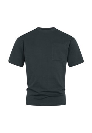 T-shirt noir à manches courtes avec col rond, poche sur le côté gauche de la poitrine et petite étiquette sur la manche gauche.