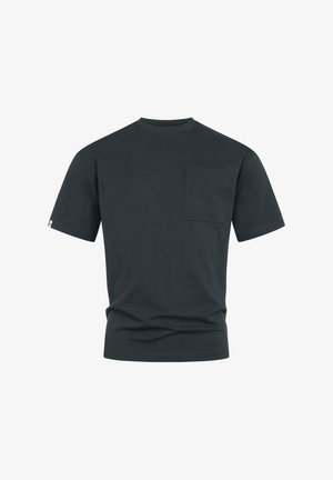 T-shirt noir à manches courtes avec col rond, poche sur le côté gauche de la poitrine et petite étiquette sur la manche gauche.