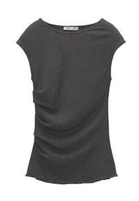 Maglia grigio scuro a coste con scollo a barca, maniche corte e dettagli raccolti sui lati. Tessuto morbido, silhouette leggermente aderente e orlo curvo.