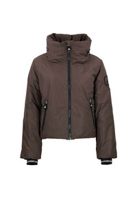 Veste courte marron avec un col haut, deux poches zippées extérieures et des poignets élastiques avec branding ; texture de tissu lisse et mat.