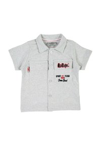 Chemise grise à manches courtes en coton, avec un col, deux poches avant et détails du logo de la marque brodé.